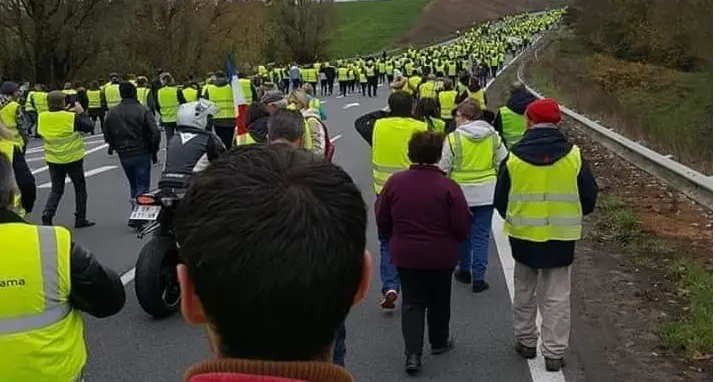 I «gilet gialli» non si fermano e puntano a Macron
