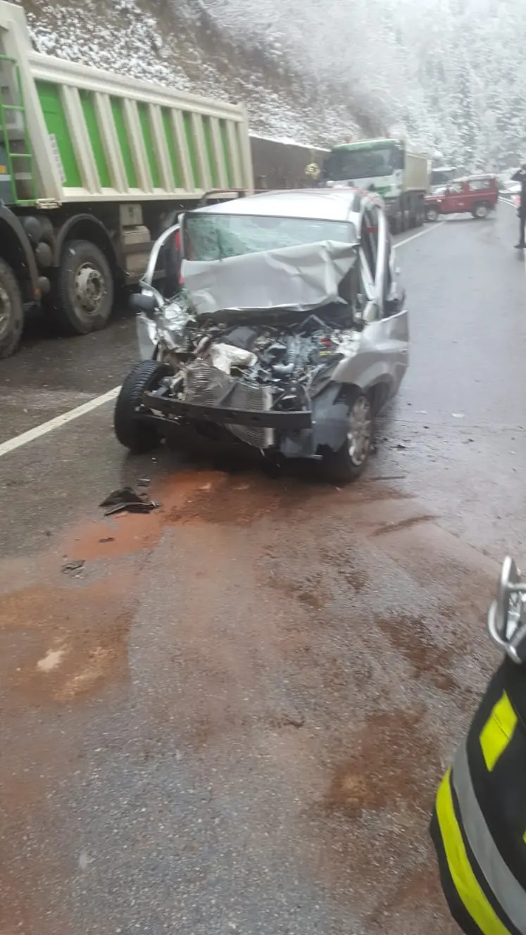 Grumes, scontro tra auto e camion: ferito un diciannovenne del posto