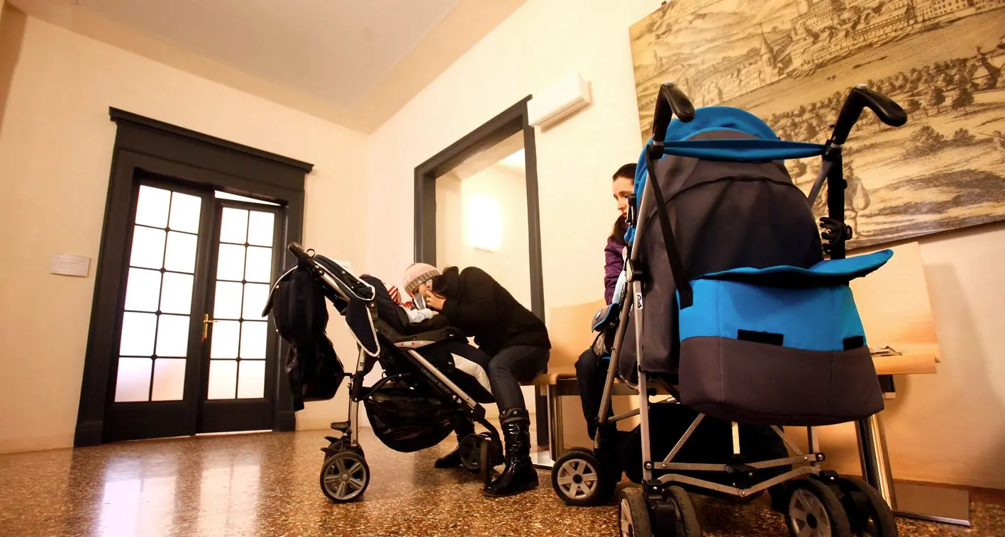 In biblioteca c'è \"mamma ci cova\" Vallelaghi accompagna la maternità