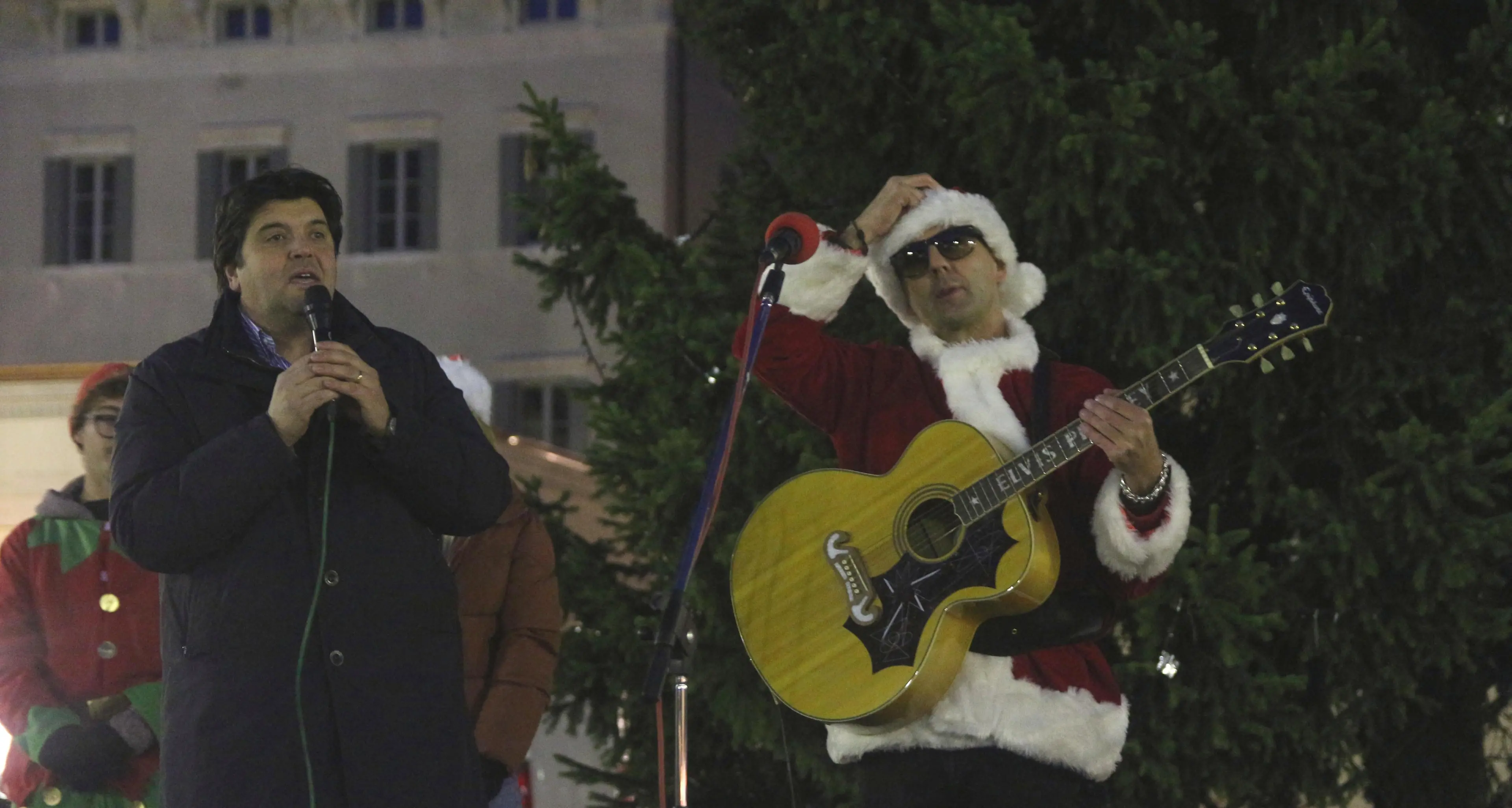 Gelo all'accensione dell' albero Carollo canta, sindaco senza audio