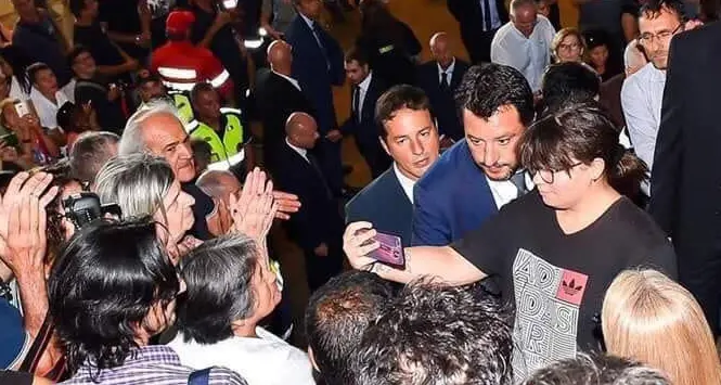Genova, bufera social su Salvini «Selfie ai funerali di Stato»