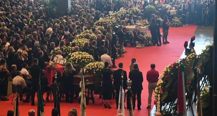 A Genova i funerali di Stato «Squarcio al cuore della città»