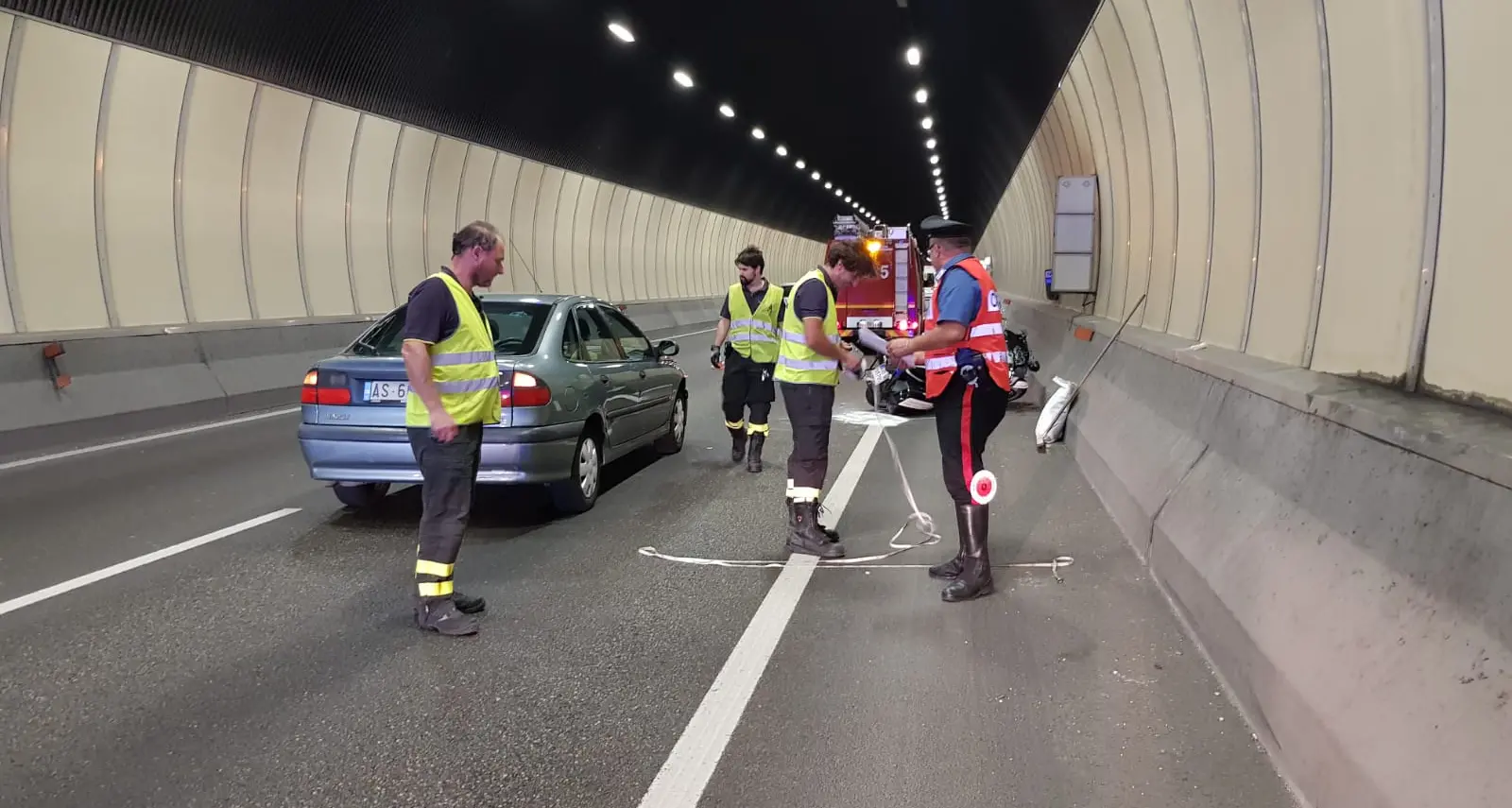 Auto contro moto della polizia locale: ferito un agente del corpo del capoluogo