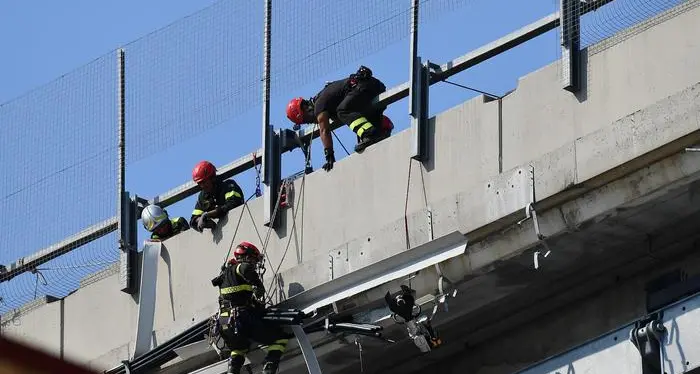 Scricchiolii dal moncone del ponte A Genova stop al recupero dei beni
