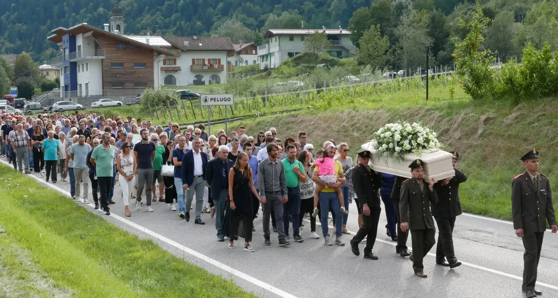 Una folla immensa per l'ultimo addio a Marzia Maturi
