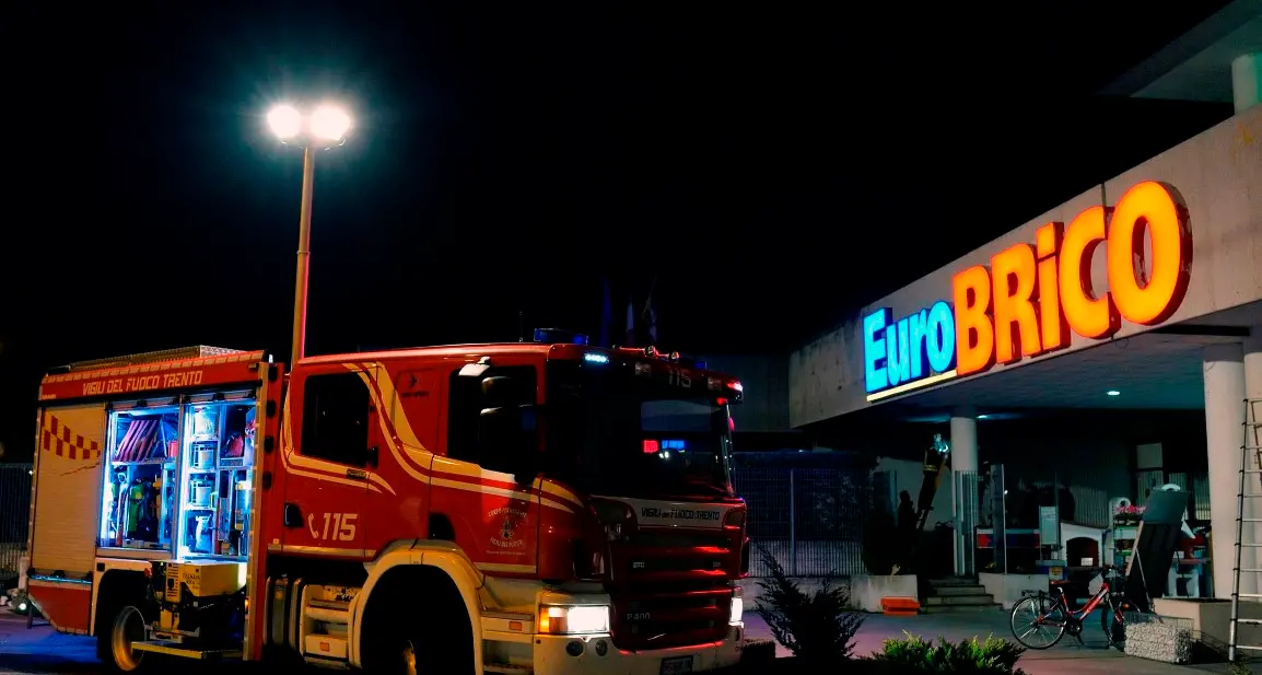 Paura per i cavi bruciati Vigili del fuoco all'Eurobrico