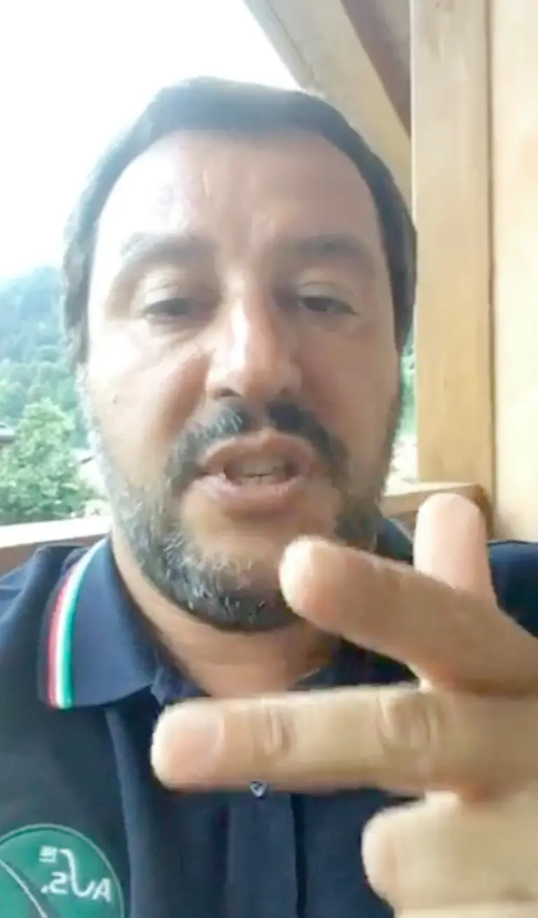 Un frame tratto dalla diretta video del ministro dell'Interno Matteo Salvini su Facebook dove, sulla questione dei migranti a bordo della Diciotto, rivolge il suo pensiero ai presidenti della Repubblica, della Camera e del Cosiglio dei Ministri. FACEBOOK MATTEO SALVINI +++ ATTENZIONE LA FOTO NON PUO? ESSERE PUBBLICATA O RIPRODOTTA SENZA L?AUTORIZZAZIONE DELLA FONTE DI ORIGINE CUI SI RINVIA +++ ++ NO - NO SALES, EDITORIAL USE ONLY ++