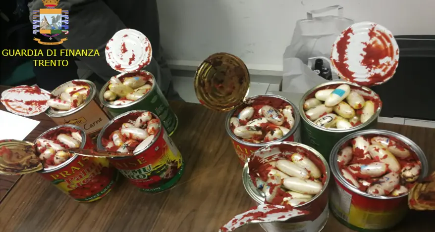 Quattro chili e mezzo di droga sequestrati dalle fiamme gialle sul bus
