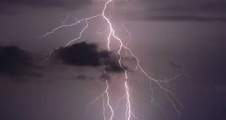 Fulmine su spiaggia, grave 13enne a Lecce