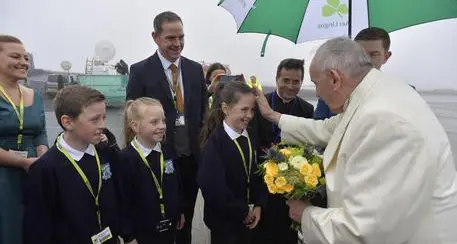 Pedofilia, Papa Francesco implora perdono: «Mai più»