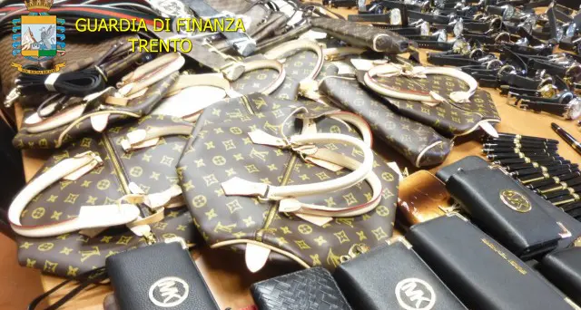 Marchi contraffatti commercializzati on line La Finanza di Trento smantella una «filiera del falso»