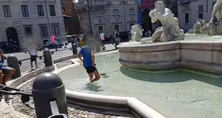 Fa il bagno in piazza Navona Ha 12 anni: multa ai genitori