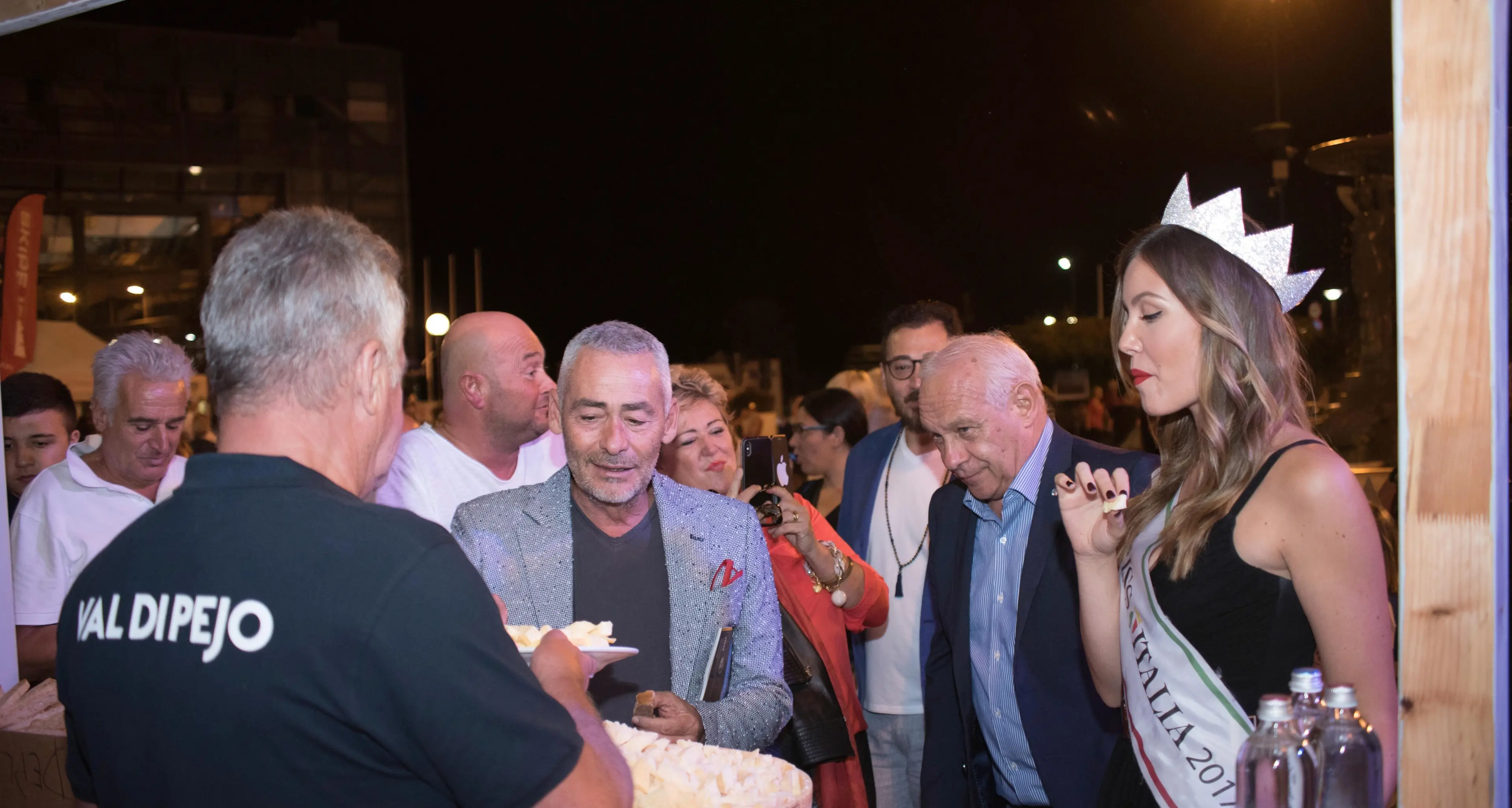 La val di Peio pianta le tende nel villaggio natalizio di Cattolica