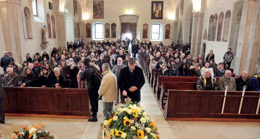 L'addio ad Alessandro Pighetti La comunità al fianco della mamma