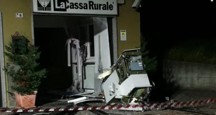 Assalto notturno a Cavedago Fanno esplodere il bancomat