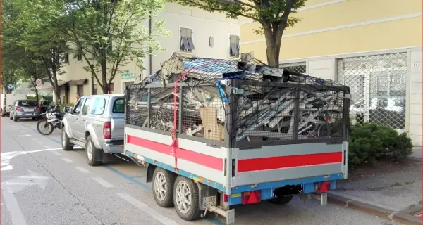 Trento, fermato in città rimorchio carico di rifiuti