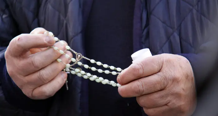 Messaggi hot e avances ai fedeli: sacerdote rimosso