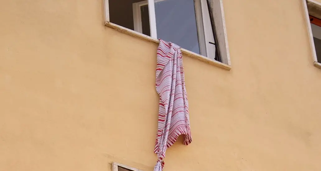 Fugge dall'appartamento calandosi con lenzuola e finisce in ospedale