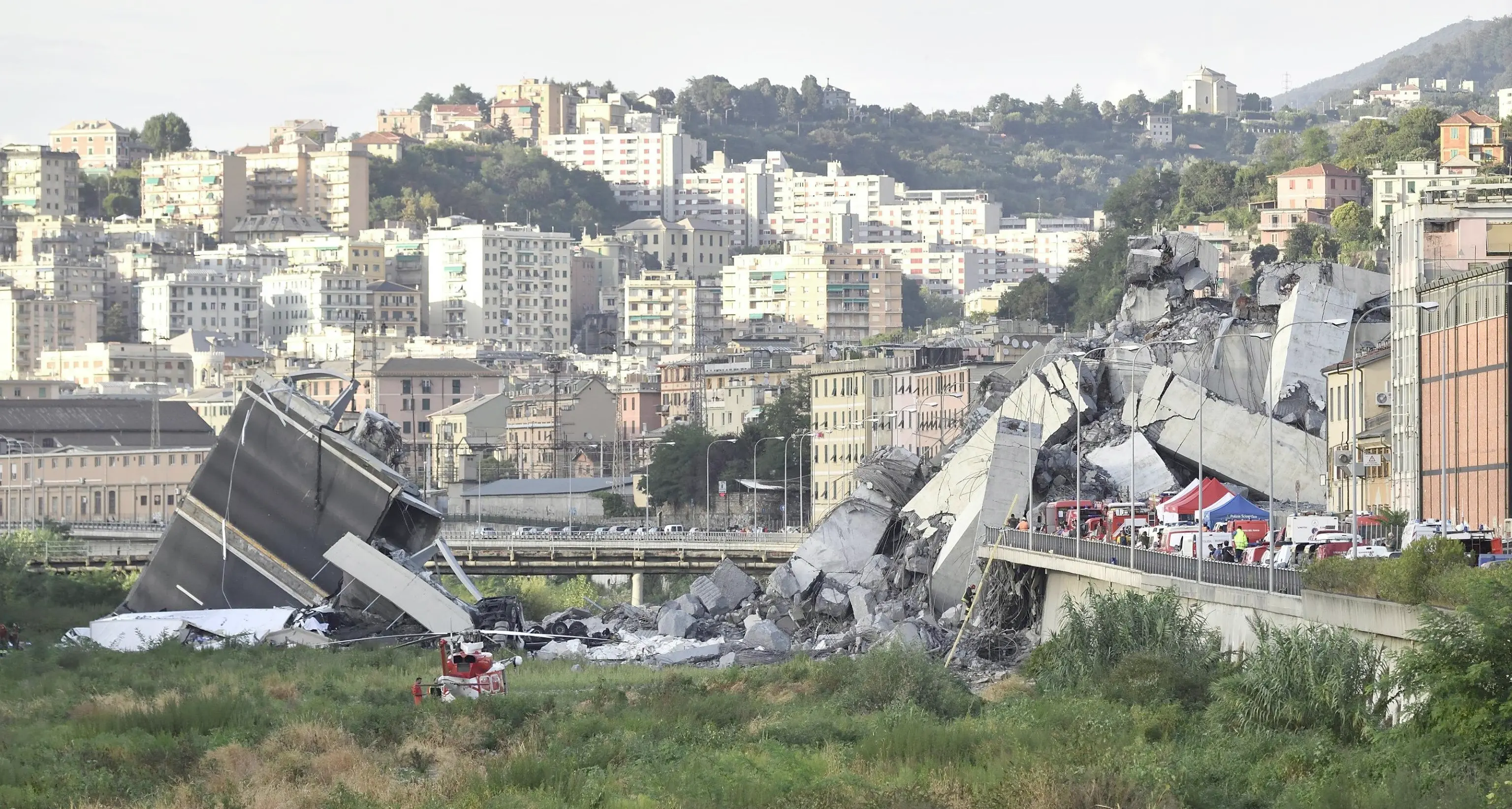 Crolla ponte Morandi su autostrada A10 a Genova
