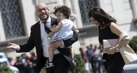 Fontana: «Stop al riconoscimento figli alle coppie gay»