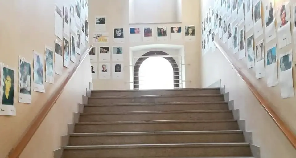 Femminicidi, 130 volti alle scuole Floriani di Riva