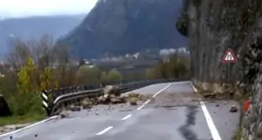 Scarica di sassi sulla strada Destra Adige chiusa a Mori