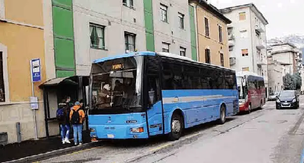 Bulli sull'autobus: linea ferma per 20 minuti