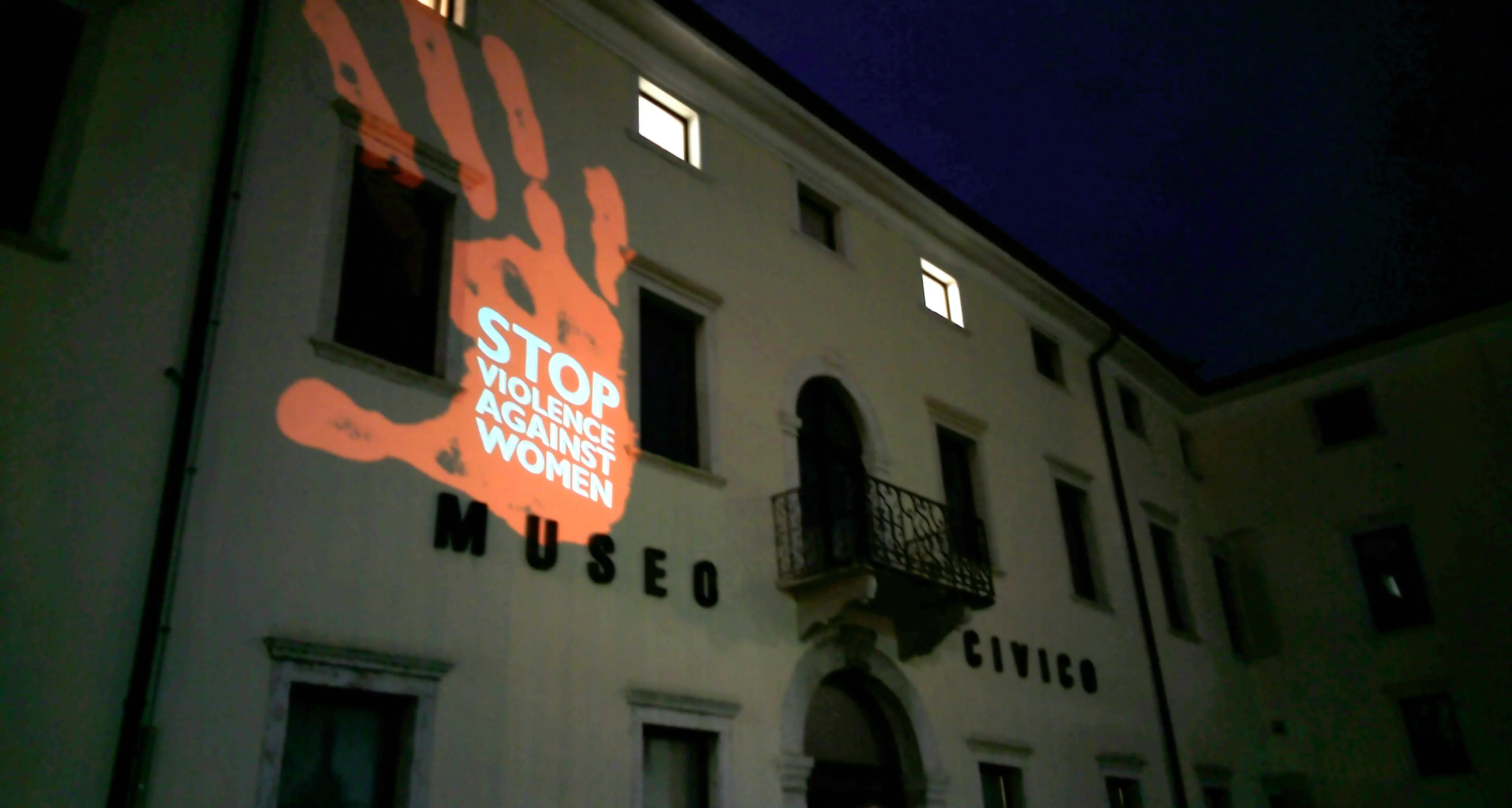 Museo Civico illuminato per le donne