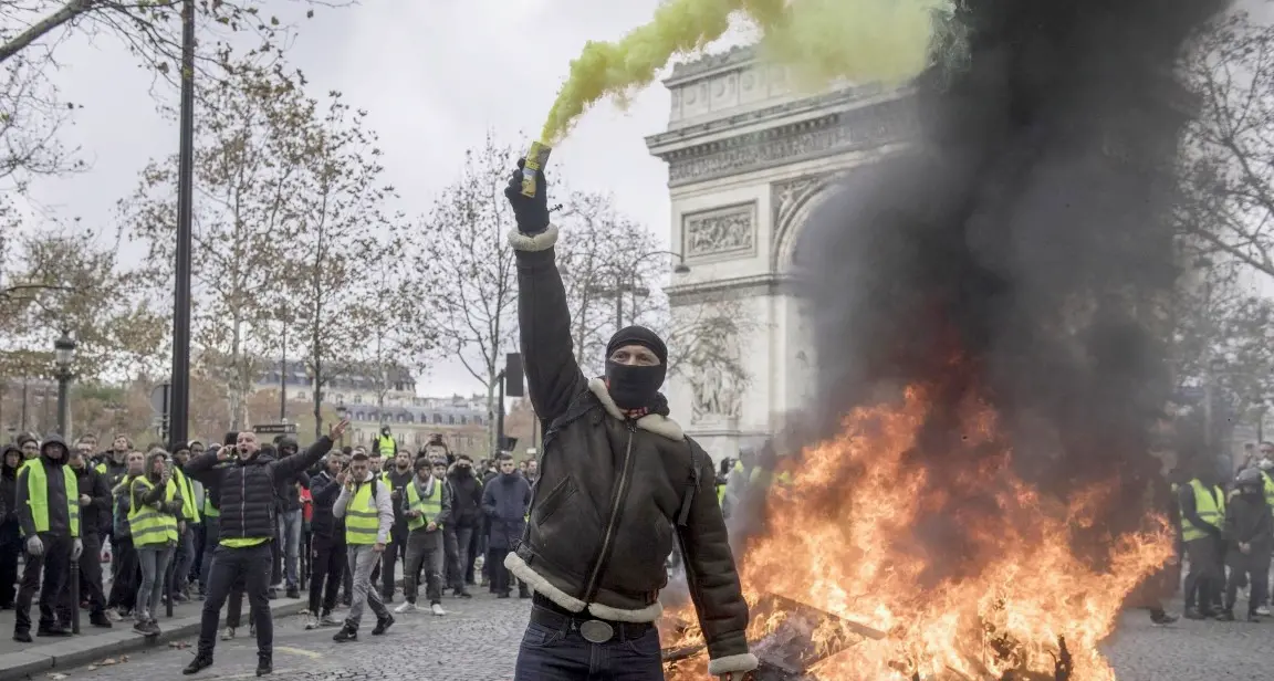 A Parigi un sabato di guerra Devastati gli Champs-Elysees