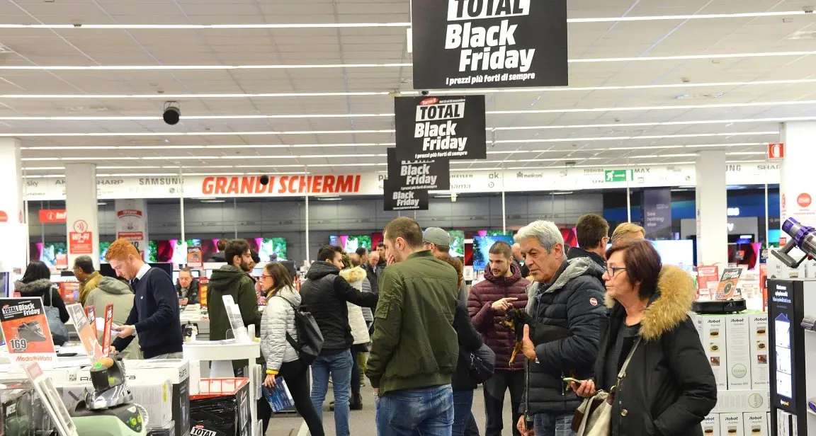 Black Friday: è stato un assalto ai negozi di elettronica