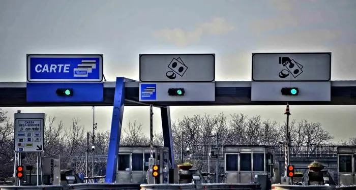 Ubriaco si addormenta al casello Svegliato dalla polizia stradale
