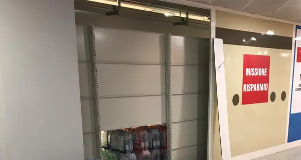 Ladri in azione alla Coop «Smontata una parete»