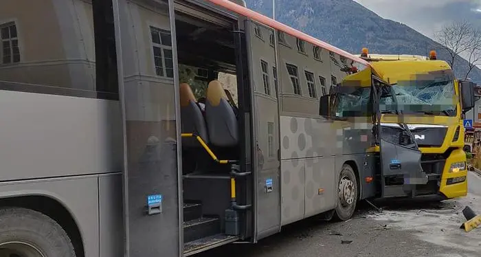 Autobus di linea contro camion Ferito l'autista, danni ingenti