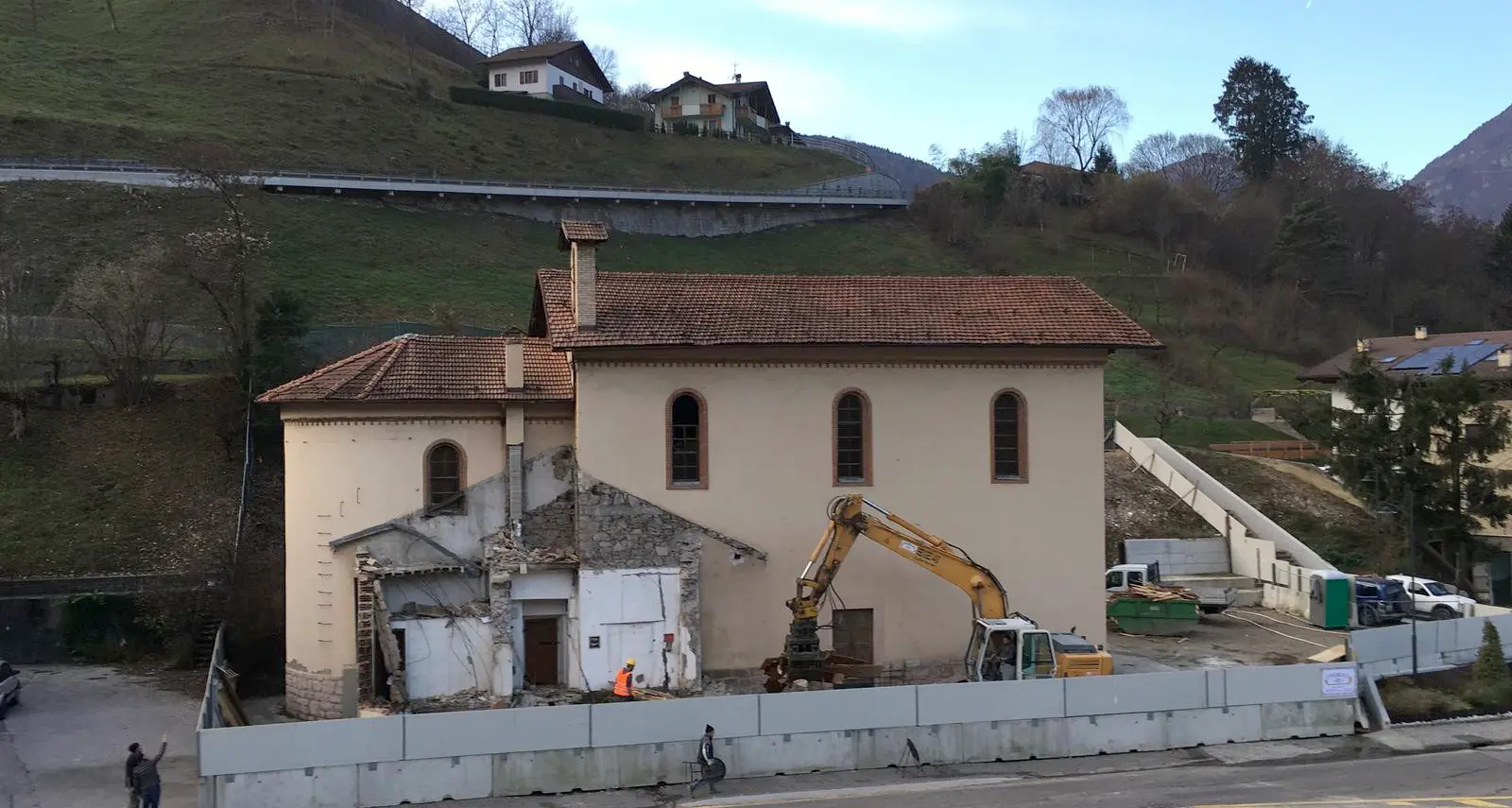 Ponte Arche, iniziati i lavori di abbattimento della chiesa di Maria Ausiliatrice