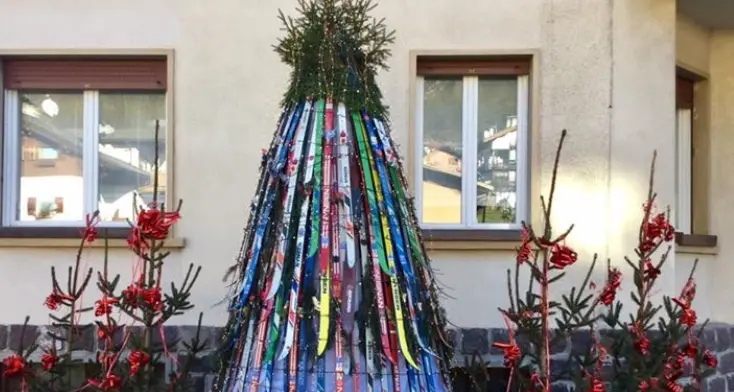L'albero di Natale fatto con gli sci da fondo