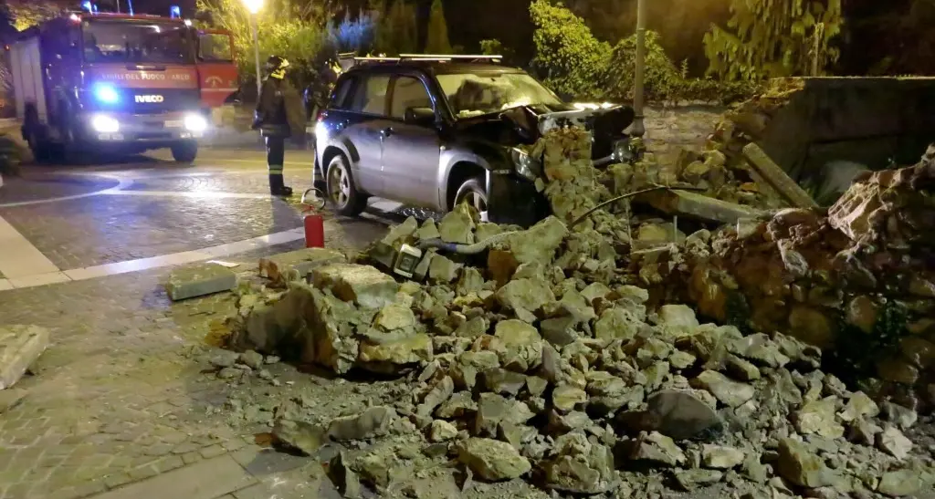 Finisce contro il muro della chiesa e distrugge il suo Suv