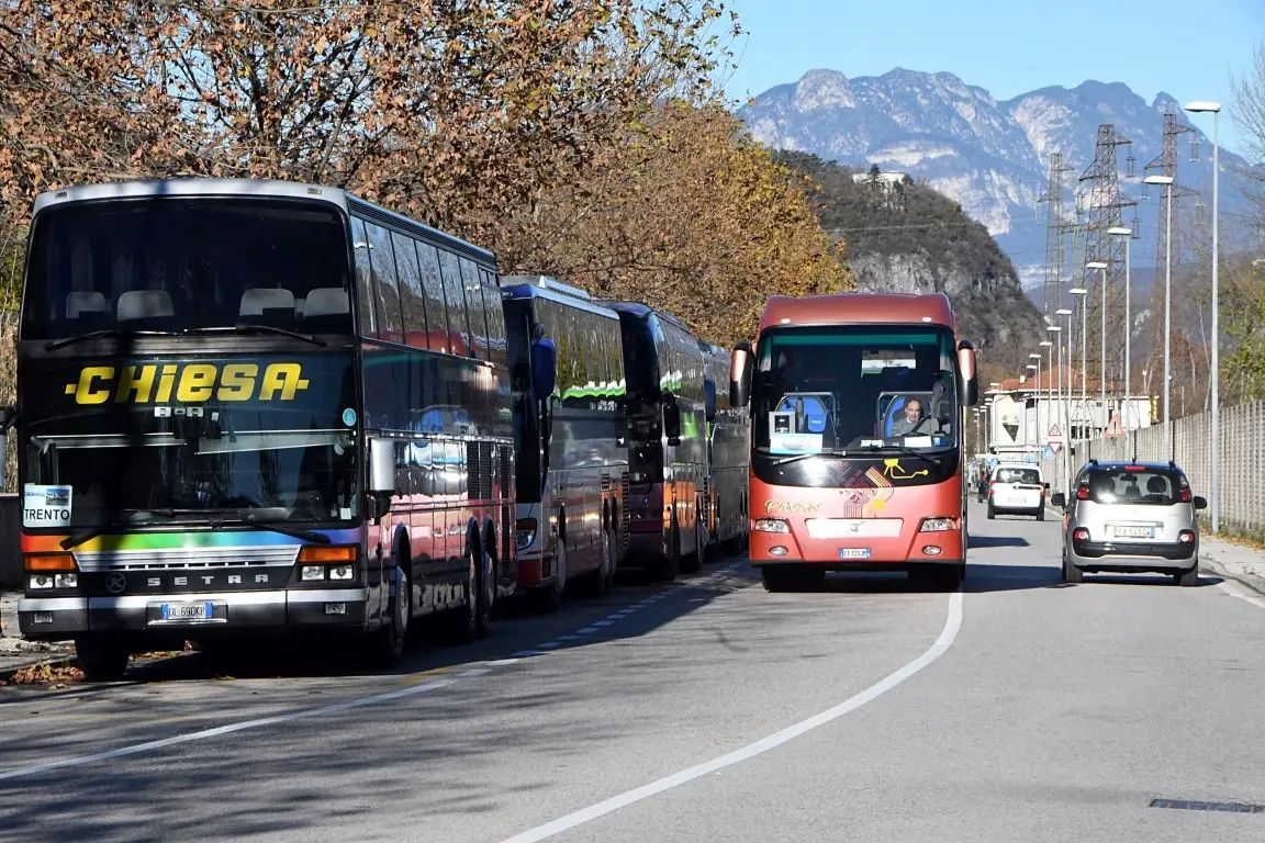 PARCHEGGI DI PULMANN E AUTOMOBILI PER LA FIERA DI S. LUCIA E I MERCATINI DI NATALE TRENTO 8 DICEMBRE 2018 FOTO PAOLO PEDROTTI