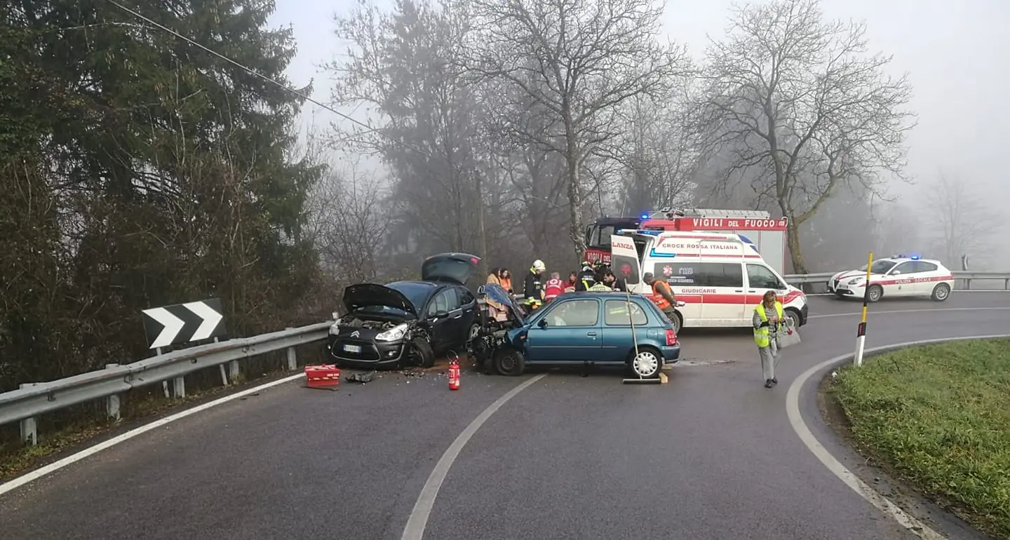 Scontro tra auto nel Lomaso: tre persone trasferite in ospedale