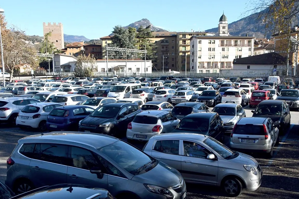 PARCHEGGI DI PULMANN E AUTOMOBILI PER LA FIERA DI S. LUCIA E I MERCATINI DI NATALE TRENTO 8 DICEMBRE 2018 FOTO PAOLO PEDROTTI