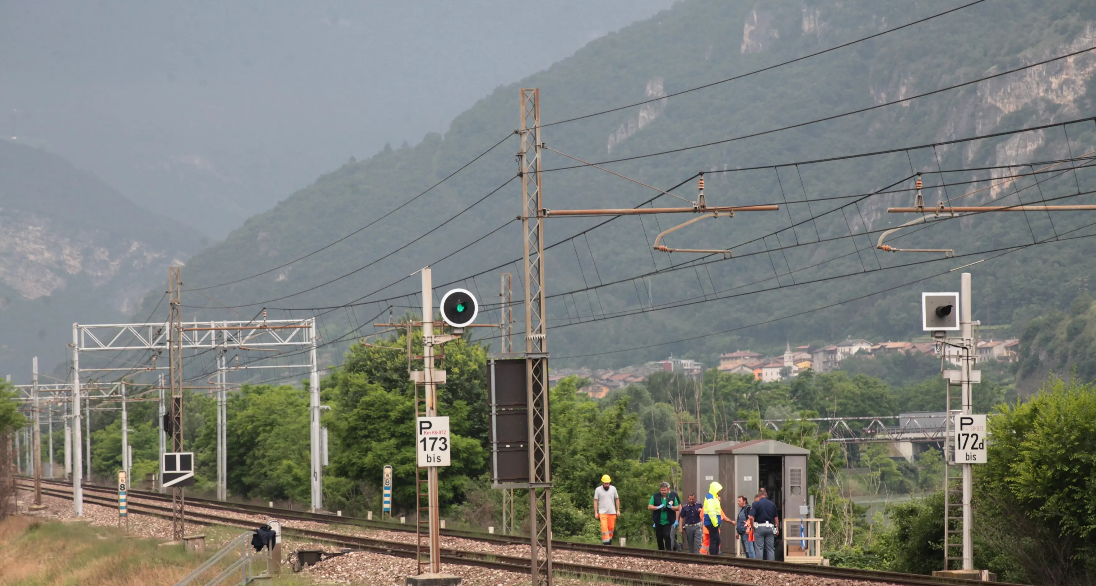 Treno con 400 passeggeri fermo da ore vicino Roma