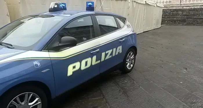 Venticinquenne si finge incinta, chiede denaro e minaccia un'anziana con una pistola giocattolo