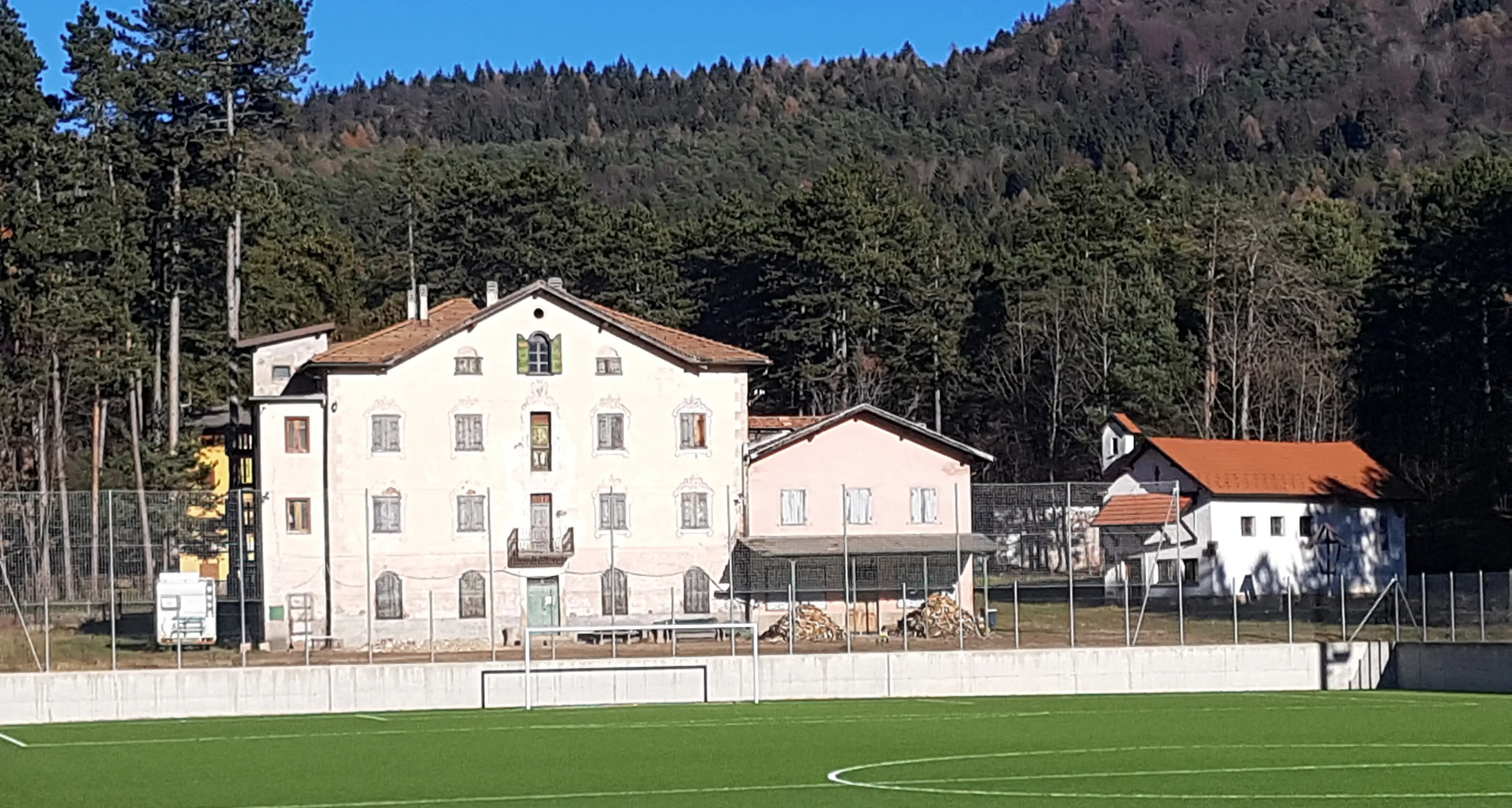 L'ex colonia di Masen ad un privato con la grana del campo sportivo