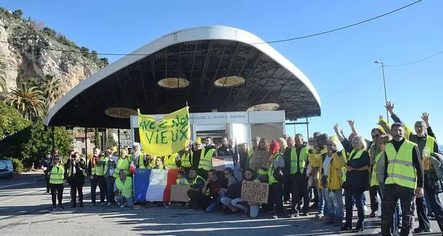 Macron, i gilets jaunes e il modello socioeconomico: la democrazia non è un diesel