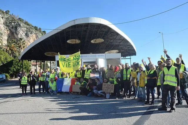Macron, i gilets jaunes e il modello socioeconomico: la democrazia non è un diesel