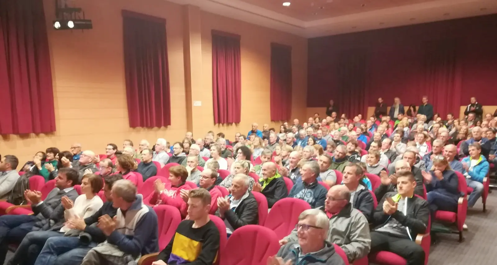 Francesco Moser e il suo film fanno il pienone a Rallo