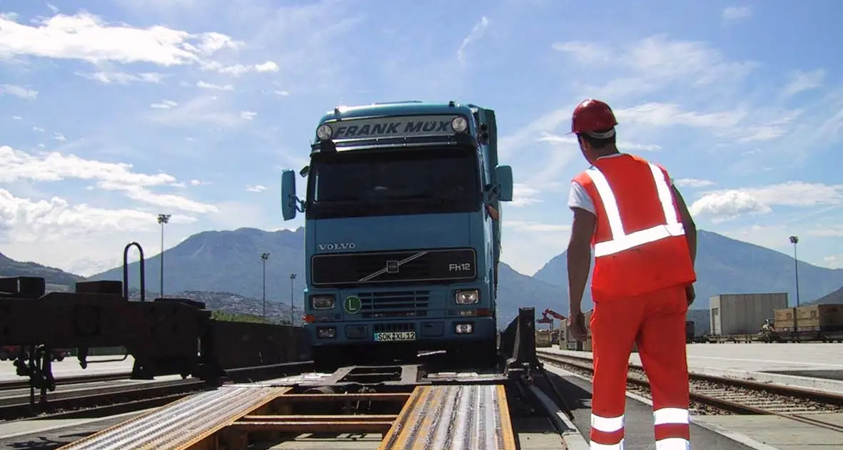 Migranti nascosti sui treni per l'Austria: sgominata una banda