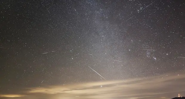 Occhi al cielo per le stelle cadenti di dicembre
