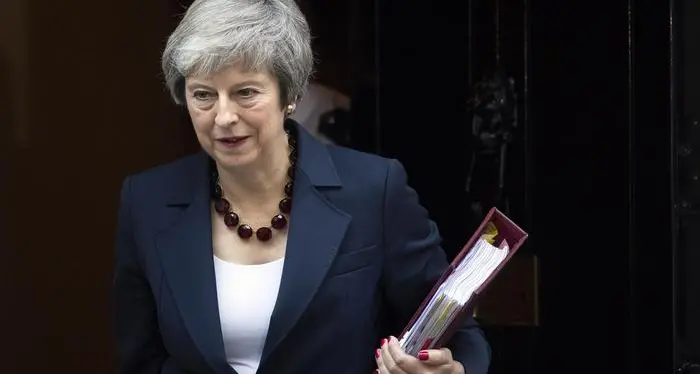 «Brexit, non rinegozieremo l'accordo» Juncker, da Bruxelles, avverte la May