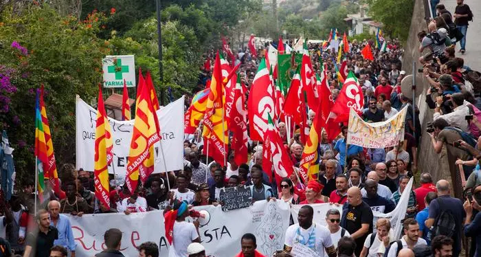 Migliaia in marcia a Riace per solidarietà al sindaco Lucano