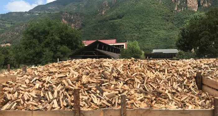 A Settequerce (Bz) apre la bottega di legna da ardere